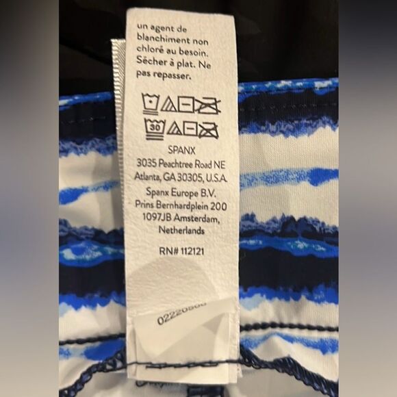 Spanx sunshine shorts in blue painted stripe 4”size XL - Picture 8 of 8